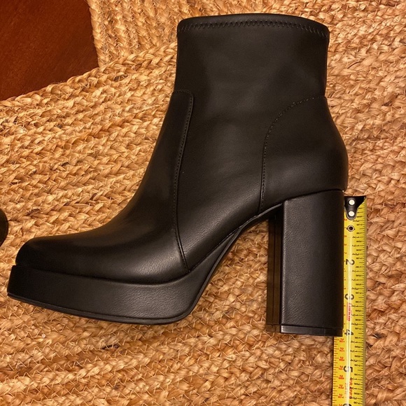 HOUSE OF HARLOW 1960
ANKLE PLATFORM
BOOTS BLACK NEW size 8/5. #2 - Picture 2 of 15